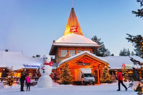 Boneco de neve no escritório de Santa da noite de Santa Village Rovaniemi Lapônia