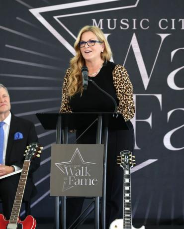 nashville, tennessee, 10 de outubro, trisha yearwood participa da cerimônia de posse da caminhada da fama da cidade da música de 2022 no Music City Walk of Fame Park em 10 de outubro de 2022 em Nashville, Tennessee, foto de Jason Kempingetty imagens