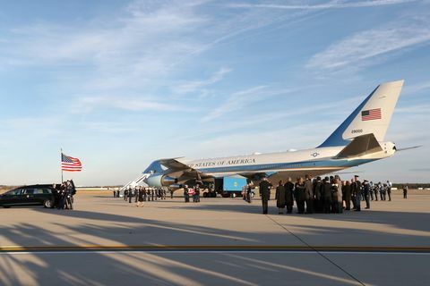 Corpo do Presidente George H.W. Bush chega à base comum Andrews