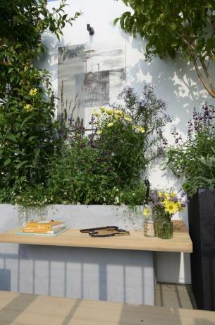 jardim em forma de relevo no chelsea flower show 2021