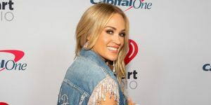 austin, texas – 7 de maio Carrie Underwood posa nos bastidores durante o festival iheartcountry no moody center em 7 de maio de 2022 em austin, texas photo by barry brecheisengetty images