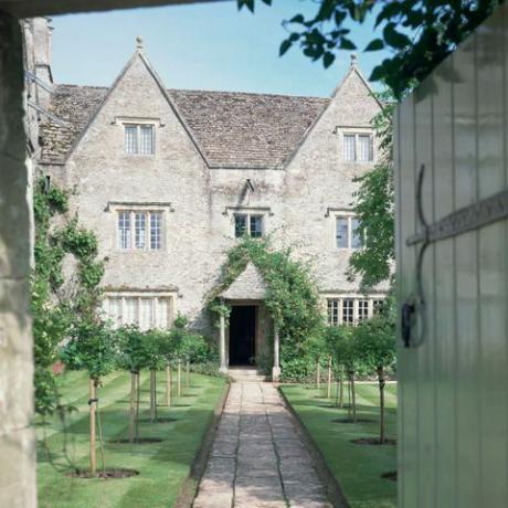 vista da frente da mansão kelmscott, oxfordshire a mansão kelmscott foi a casa de william morris, a figura principal da movimento de artes e ofícios, entre 1871 e 1896 artista desconhecido foto por coleção histórica gráficaheritage imagesgetty imagens