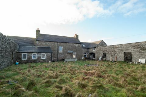 casa costeira com cachoeira agora à venda na Escócia
