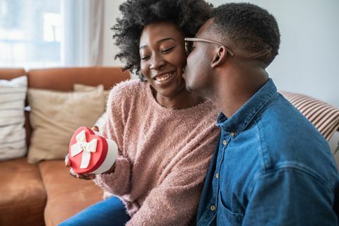 retrato de casal afro-americano romântico celebrando o amor