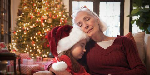 Avó e filha cochilando no Natal