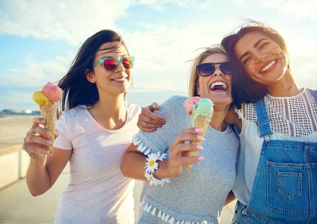 amigos reunidos com cones em um festival de sorvete