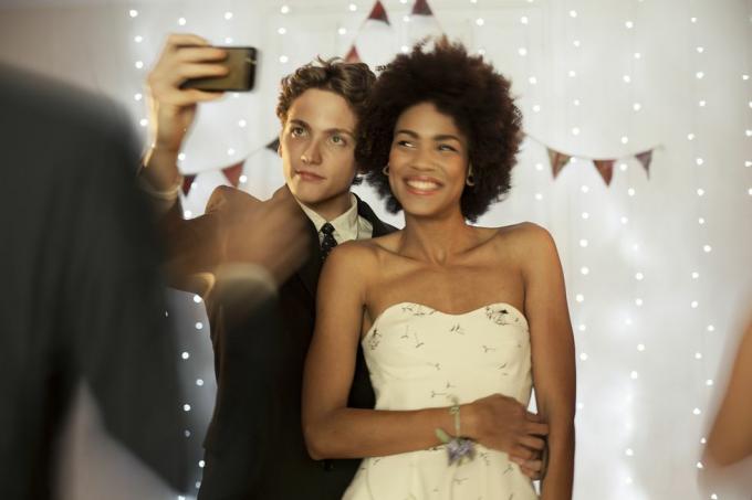 casal tirando uma selfie na festa de formatura