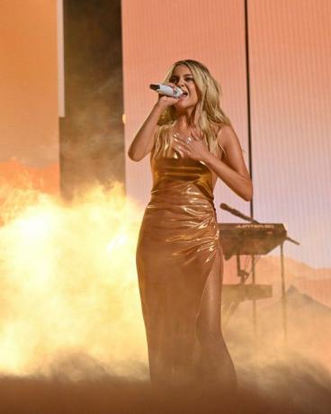 nashville, tennessee, 28 de setembro de 2023, prêmio do país escolhido pelo povo, na foto, l r kelsea ballerini se apresenta no palco durante o povo de 2023 Choice Country Awards realizado no Grand Ole Opry House em 28 de setembro de 2023 em Nashville, Tennessee Foto de Katherine Bomboynbc via Getty imagens