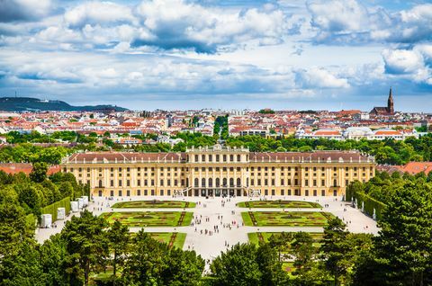 Bela vista do famoso Palácio Schonbrunn, com jardim Great Parterre, em Viena, Áustria