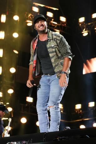 nashville, tennessee 11 de junho luke bryan se apresenta durante o dia 3 do cma fest 2022 no estádio nissan em 11 de junho de 2022 em nashville, tennessee foto de terry wyattwireimage