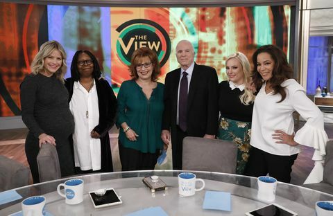 Whoopi Goldberg, Sara Hines, Joy Behar, Sunny Hostin, John McCain e Meghan McCain em 'The View'