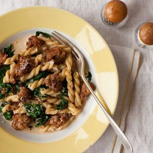 gemelli com salsicha picante e espinafre