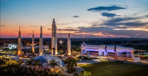 Jardim de foguetes no Centro Espacial Kennedy