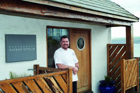 Nathan Outlaw fora de seu restaurante em Port Isaac