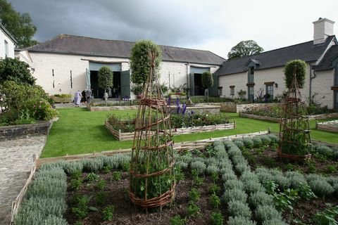 o jardim em ﻿llwynywermod, casa galesa de charles e camilla