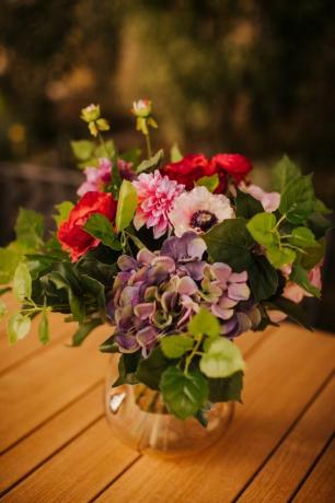 flores em vaso na mesa