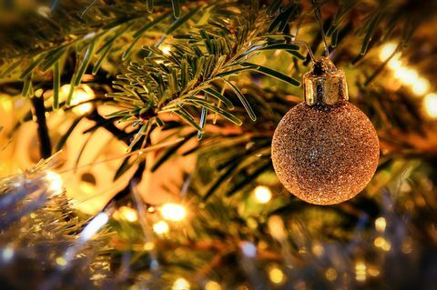 Close-up da árvore de Natal com bugiganga de ouro