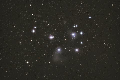 vista do belo aglomerado de estrelas chamado plêiades m45, na constelação de touro