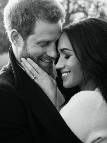 Como as fotos de noivado do príncipe Harry e Meghan Markle se comparam às de William e Kate