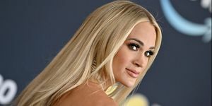 Carrie Underwood olhando por cima do ombro