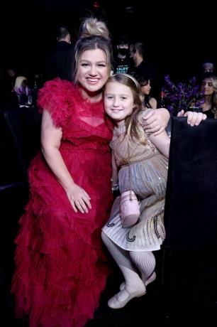 na foto, Kelly Clarkson e River Rose Blackstock participam do People's Choice Awards de 2022, realizado no Barker hangar em 6 de dezembro de 2022 em santa monica, califórnia foto por mark von holdene entertainmentnbc via getty imagens