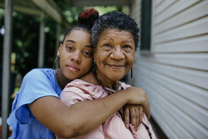 retrato da avó negra com neta adolescente ambos estão olhando para a câmera membros de uma família negra de classe média americana