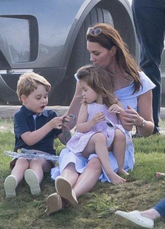 Príncipe George e princesa Charlotte brincam com Kate Middleton