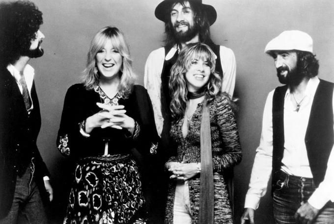 por volta de 1977 lr lindsey buckingham, christine mcvie, mick Fleetwood, stevie nicks e john mcvie of O grupo de rock Fleetwood Mac posa para um retrato por volta de 1977, foto de Michael Ochs ArchivesGetty imagens