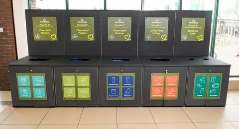 morrisons está se movendo em direção às primeiras seis lojas “zero waste” do Reino Unido em Edimburgo, que terão a capacidade de operar com zero resíduos até 2025, seja da própria loja ou de os clientes que compram nessa loja, se forem bem-sucedidos, o formato de loja " zero desperdício" será implementado em todas as 498 lojas da Morrisons em todo o Reino Unido no próximo ano, no prazo mais longo prazo, a morrisons pretende reciclar todos os resíduos que cria em todas as suas lojas até 2025 os resíduos das lojas incluirão plásticos macios e duros, papelão, resíduos de alimentos, resíduos verdes, EPI, além de latas, latas e papel alumínio nas lojas morrisons 'zero waste', ele será classificado por colegas no armazém e depois coletado por uma série de parceiros especializados em resíduos para reciclagem em o Reino Unido