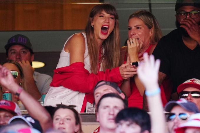 Kansas City, Missouri, 24 de setembro Taylor Swift é visto durante um jogo entre Chicago Bears e Kansas City Chiefs no Geha Field no Arrowhead Stadium em 24 de setembro de 2023 em Kansas City, Missouri foto de Jason Hannagetty imagens