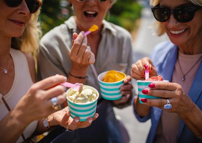 amigos comendo no festival de sorvete em uma pausa das compras