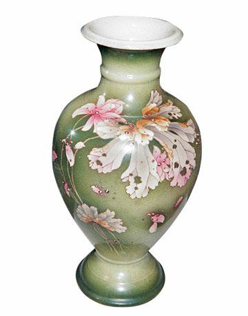 Este vaso de cerâmica japonesa Satsuma apresenta motivos florais e de folhas