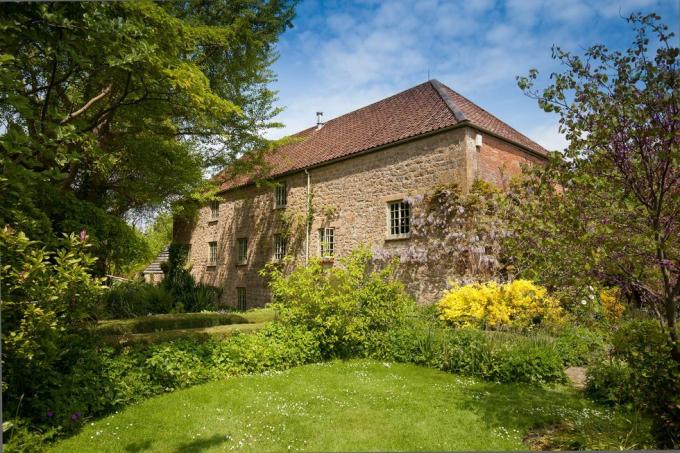 Mansão de East Lambbrook com jardins famosos à venda em Somerset