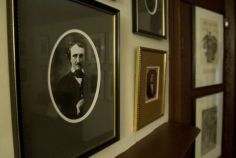 para acompanhar a história de fabienne faur, economia dos museus de literatura dos eua. fotos do autor Edgar Allan Poe e sua família estão penduradas na parede da casa e do museu Edgar Allan Poe, localizado na antiga casa dos escritores em Baltimore, maryland, em 11 de agosto de 2011 poe, que viveu de 1809 a 1849, tornou-se conhecido por seus contos e poemas misteriosos devido ao problema de orçamento enfrentado pelo cidade de baltimore, o poe museum at está sob ameaça de fechar a foto afp saul loeb mais fotos no fórum da imagem crédito do fórum deve ler saul loebafp via getty imagens