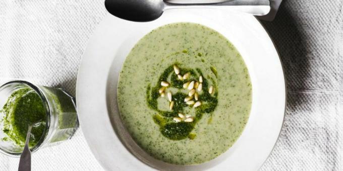 Sopa de alho selvagem com pesto e pinhões