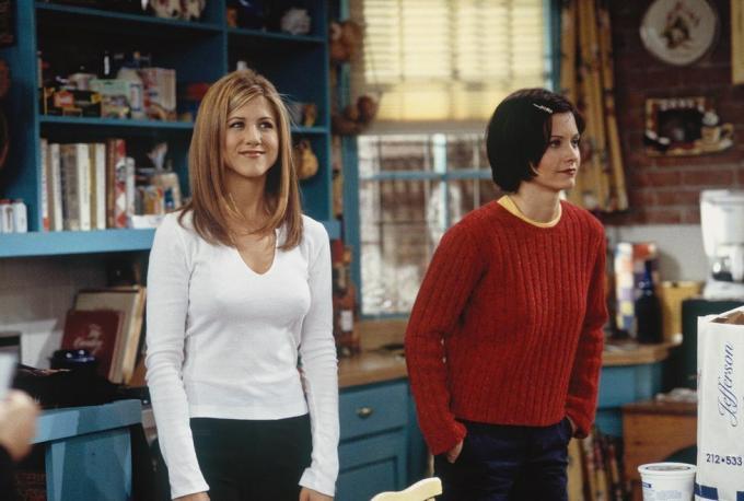 Jennifer Aniston explica por que seus mamilos continuavam aparecendo nas amigas