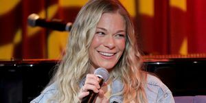 leann rimes fala no palco em uma noite com leann rimes no museu grammy em 31 de maio de 2022 em los angeles, califórnia foto por rebecca sappgetty imagens para a academia de gravação