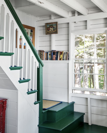 escada com degraus verdes e uma coleção de livros