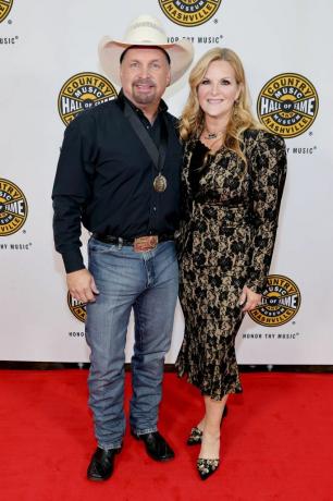 nashville, tennessee, 16 de outubro, garth brooks e trisha yearwood participam da cerimônia do medalhão da turma de 2022 no country music hall de fama e museu em 16 de outubro de 2022 em nashville, tennessee foto de jason kempingetty imagens para o hall da fama da música country e museu