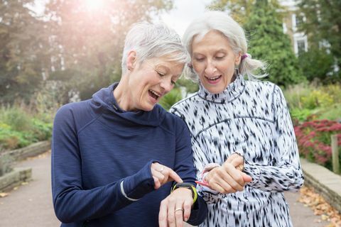 Duas mulheres comparam tempos de exercício