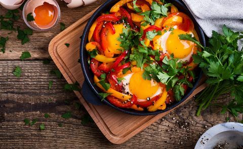 Shakshouka, ovos fritos cozidos em molho de pimentão