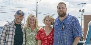 como visto na aquisição da cidade natal, ben e erin napier posam para uma foto com os parceiros dave e jenny mars no centro de fort morgan, colorado