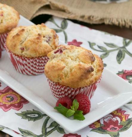 muffins de chocolate branco de framboesa