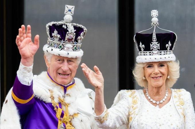 suas majestades o rei carlos iii e a rainha camilla dia da coroação