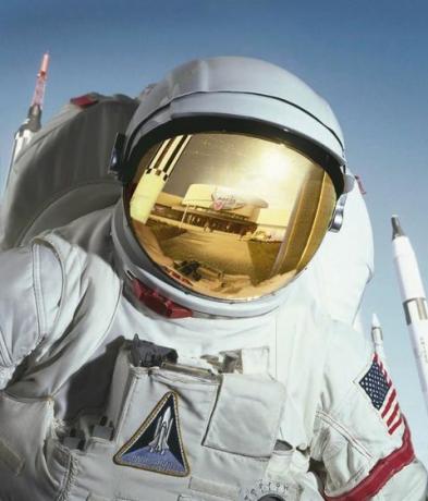 Astronauta em traje espacial com capacete