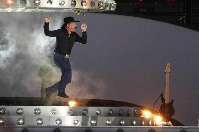 a estrela da música country garth brooks durante sua primeira noite de uma série de shows no croke park, dublin data da foto sexta-feira, 9 de setembro de 2022 foto de brian lawlesspa images via getty images