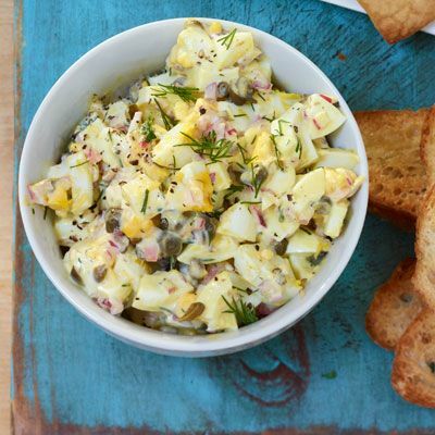 salada de ovo alcaparras de cebola roxa e endro de limão